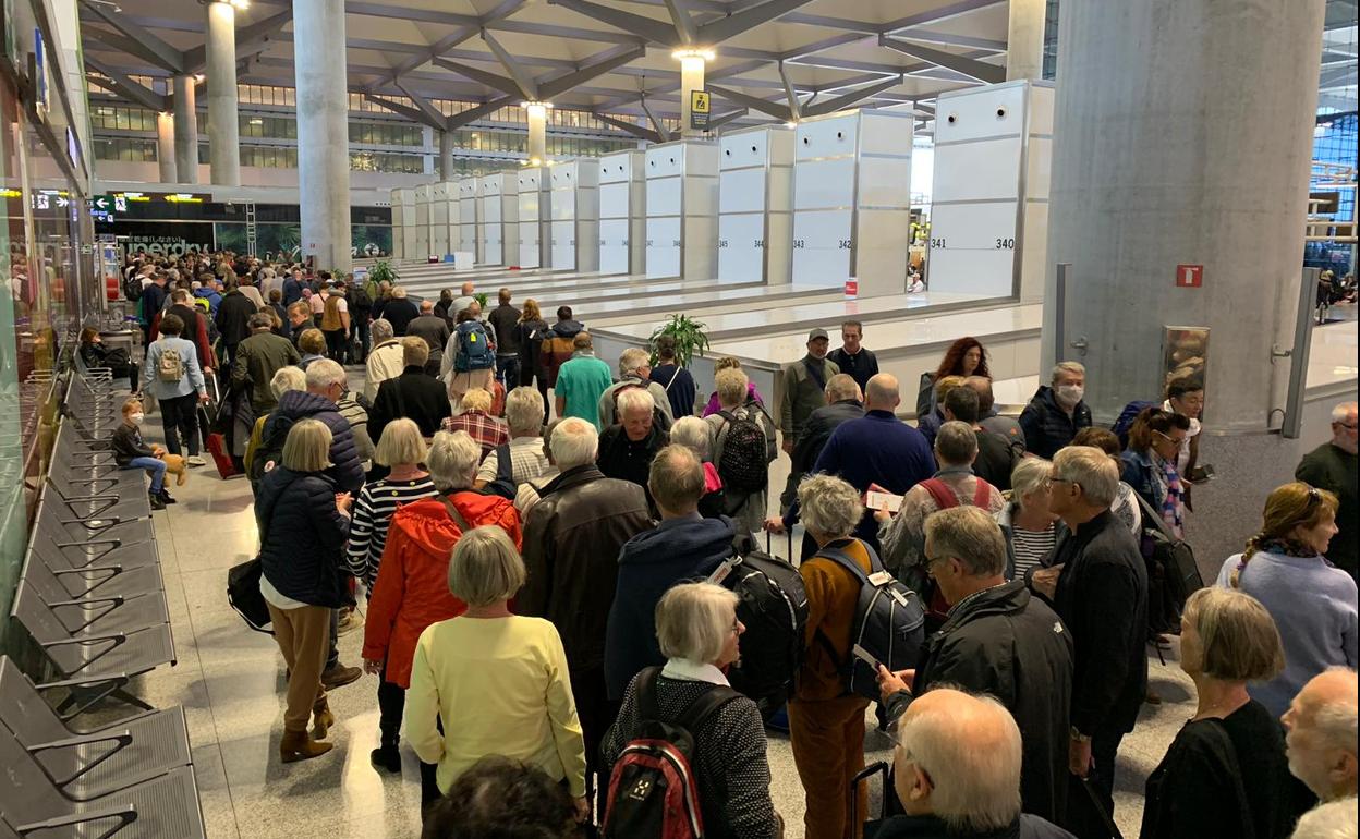 Colas de turistas que adelantan el regreso a casa tras el confinamiento. 