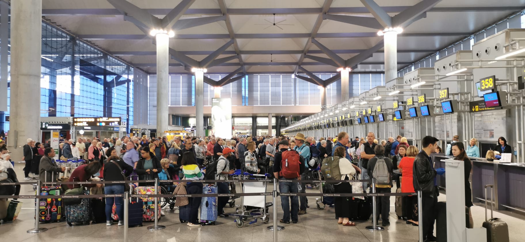 Fotos: Estampida de turistas de los hoteles al aeropuerto de Málaga