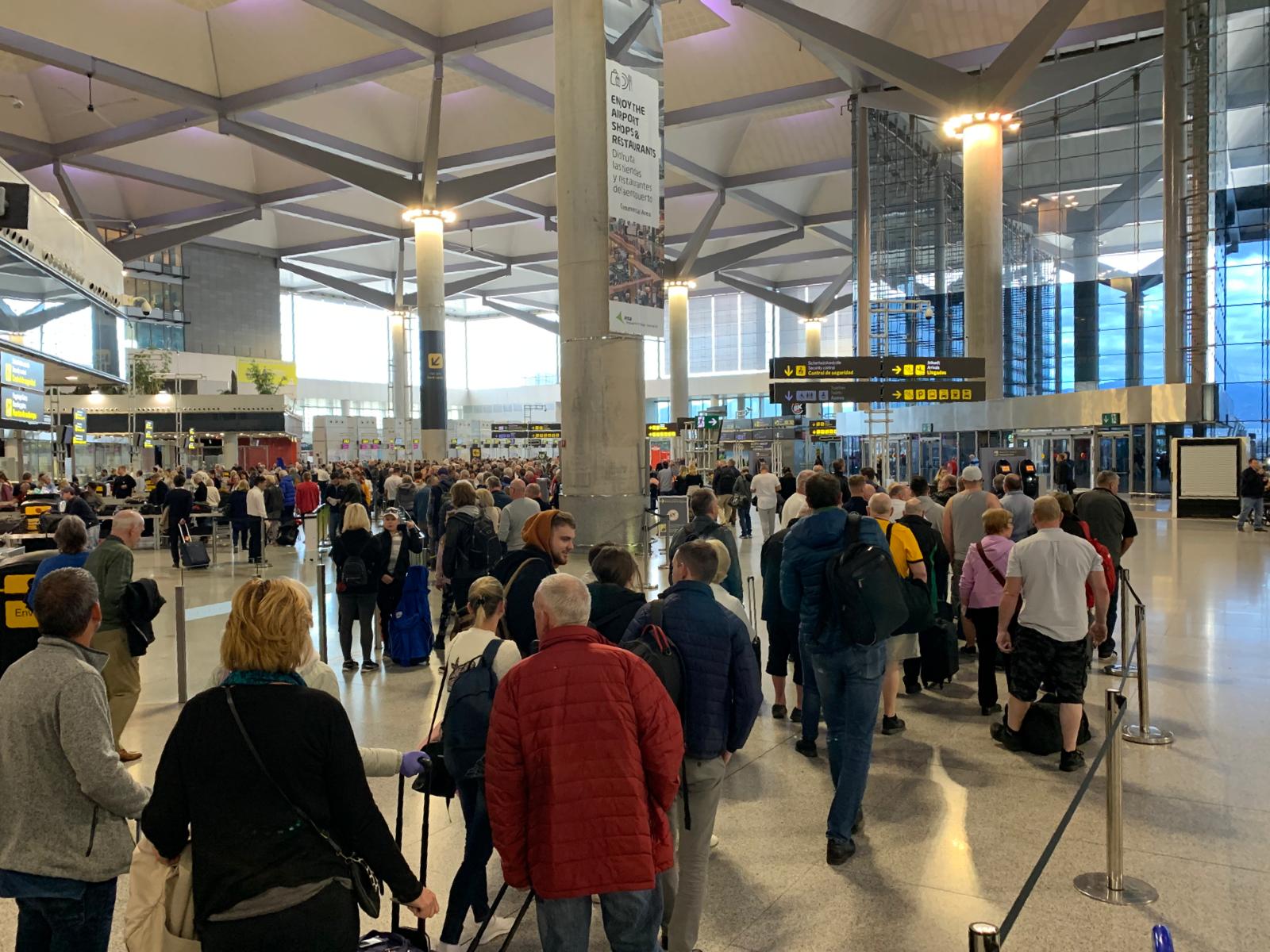 La actividad en el aeropuerto de Málaga continúa. En estos grupos, no se está respetando la distancia de seguridad.