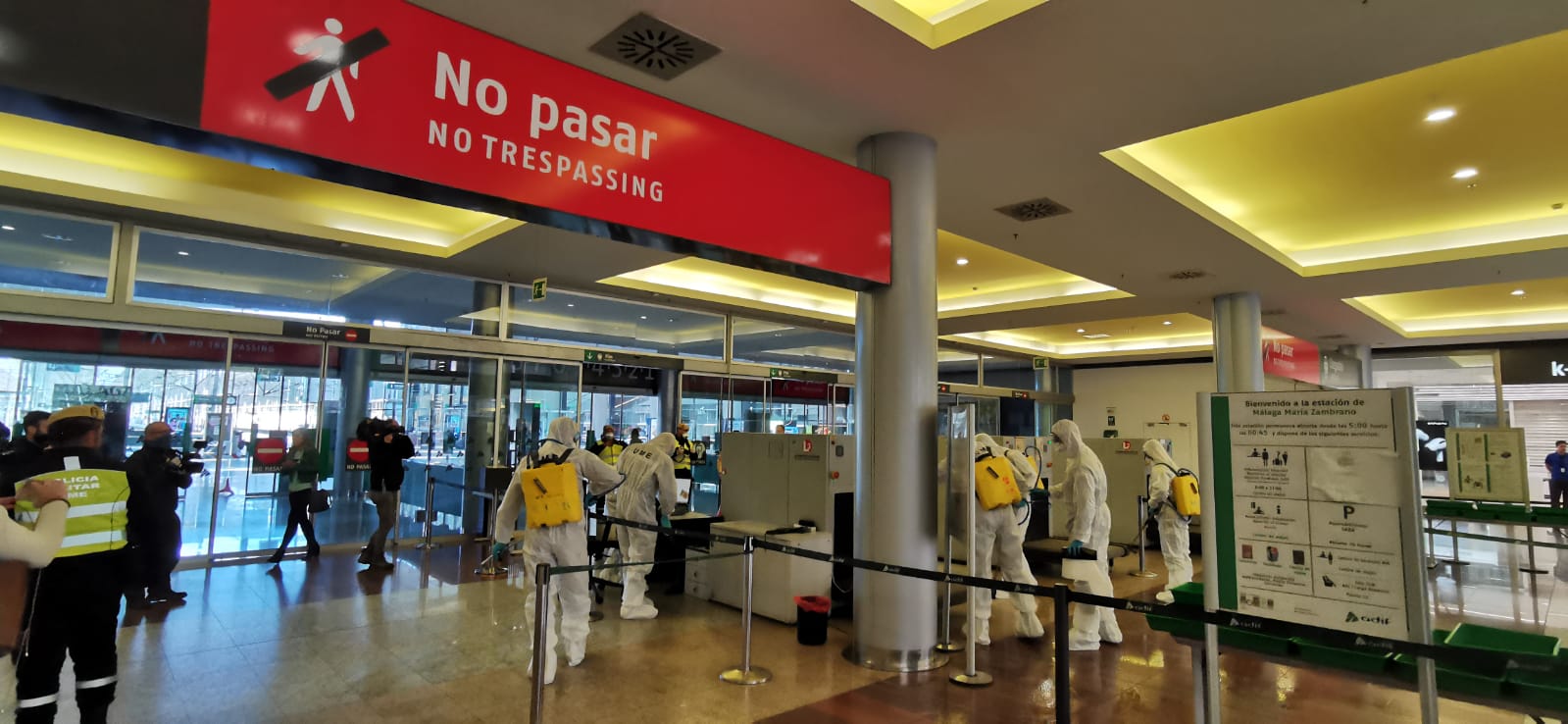 La estación de ferrocarril, el aeropuerto y el puerto son los primeros puntos donde están actuando en labores de desifección.