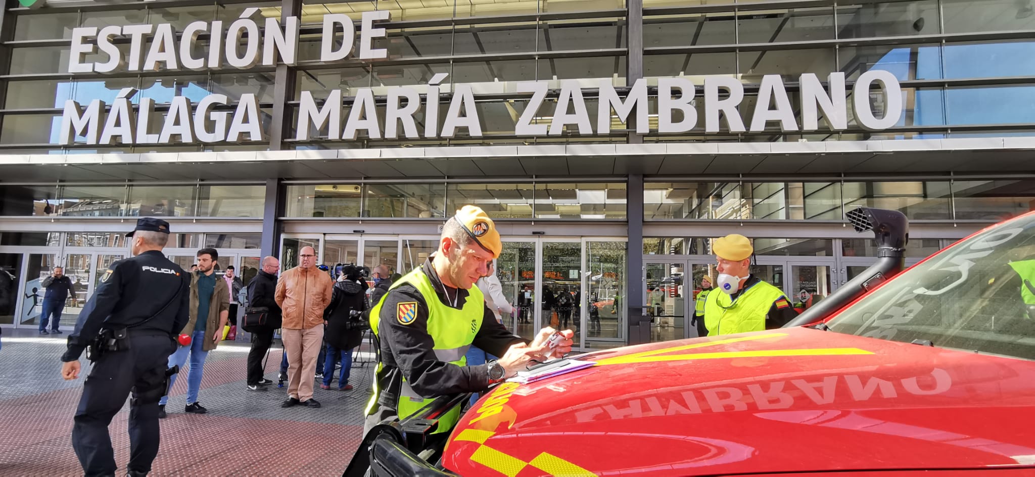 La estación de ferrocarril, el aeropuerto y el puerto son los primeros puntos donde están actuando en labores de desifección.