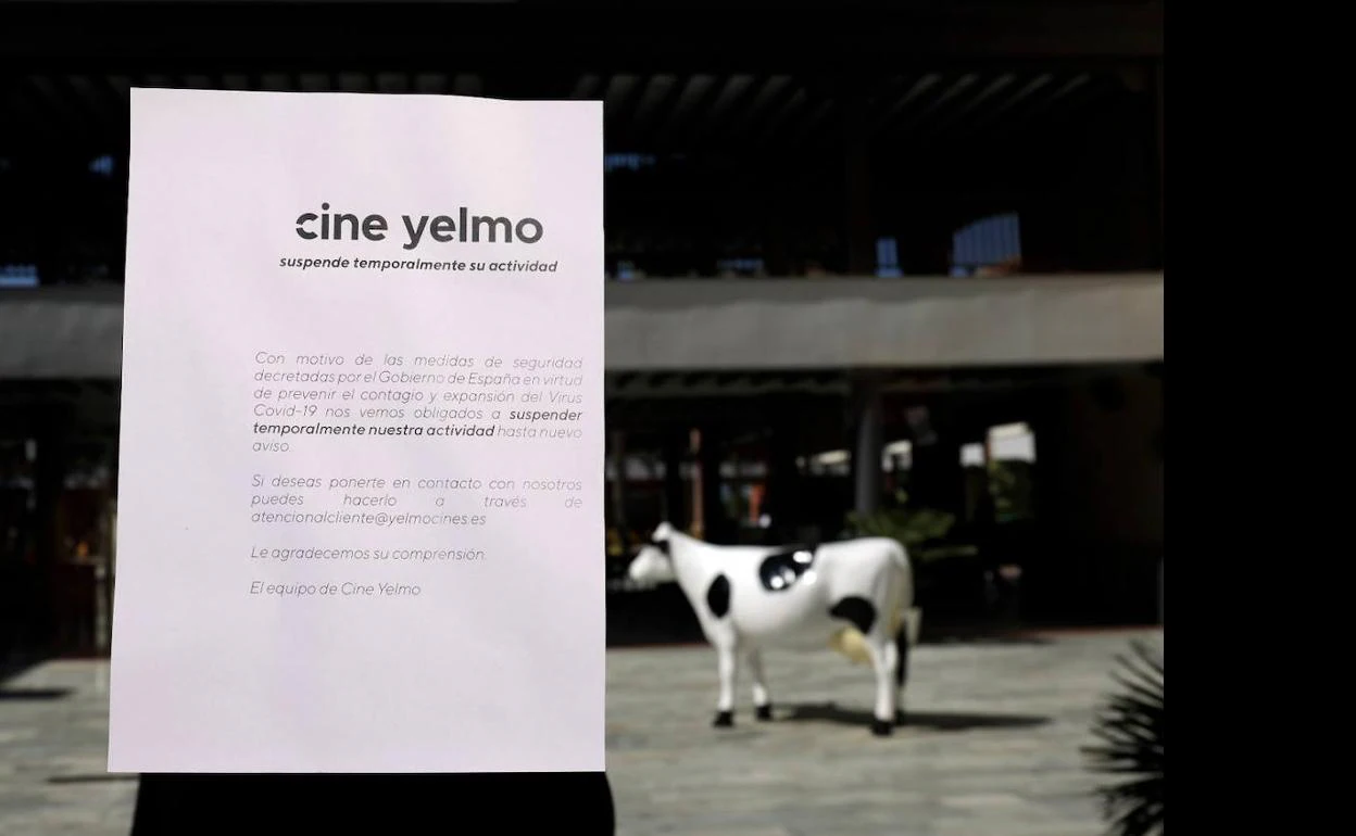Cartel anunciando el cierre de Yelmo Plaza Mayor. 