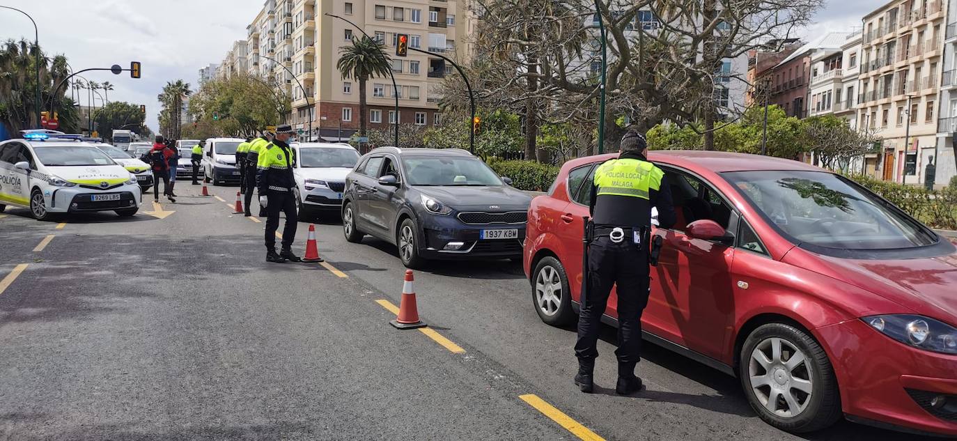 Policías realizan labores de control para que se cumpla el confinamiento.