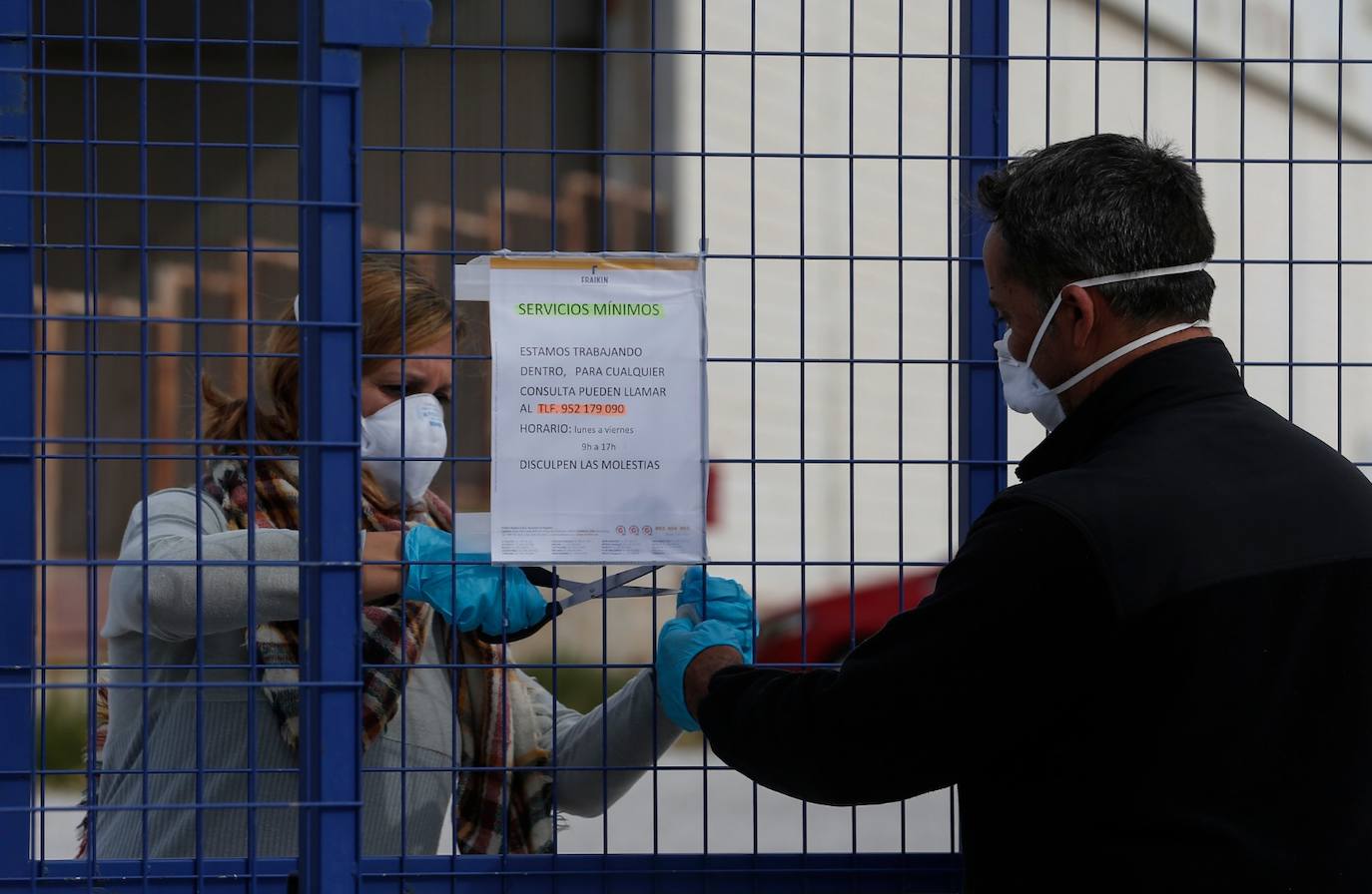 Algunas empresas mantienen su actividad, pero con medidas de seguridad.