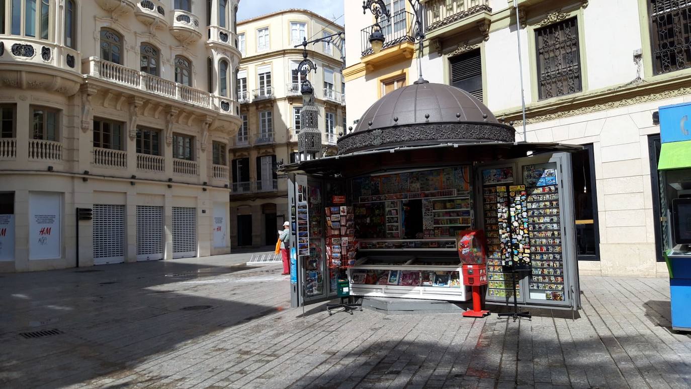 El casco histórico de Málaga ha amanecido este martes con sus calles prácticamente vacías.