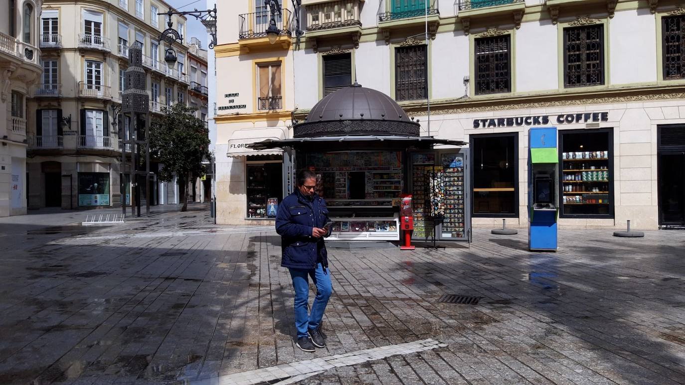 El casco histórico de Málaga ha amanecido este martes con sus calles prácticamente vacías.