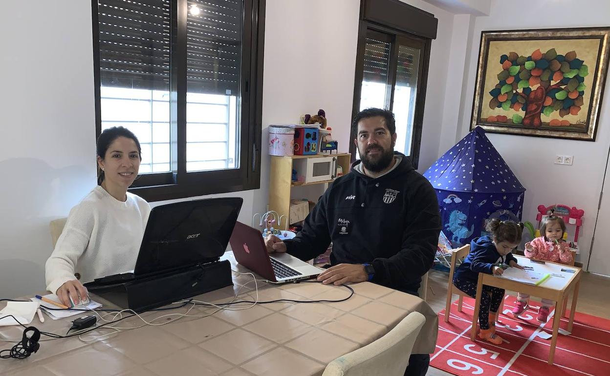 Borja Vivas y su mujer teletrabajando y, al fondo, sus dos hijas. 