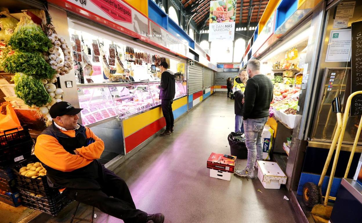 Puestos del mercado central sin actividad. 