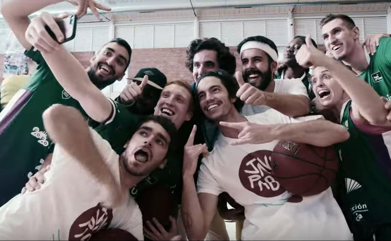 Javi y Pablo, en primer término junto a los jugadores y jugadoras del Unicaja. 