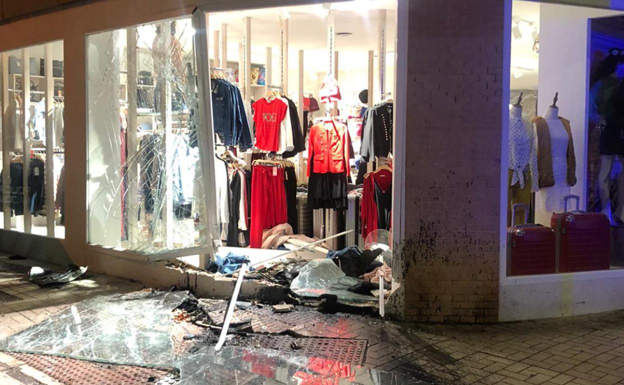 Así ha quedado el escaparate de la tienda de ropa en la que se empotró un vehículo. 