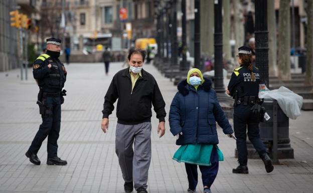 Sanidad enfría las expectativas de una pronta vacuna mientras la epidemia se dispara con más de 2.500 casos en un día