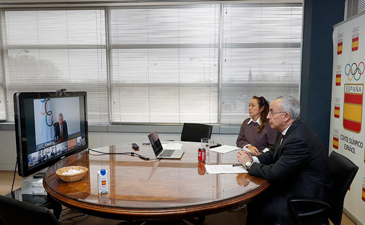 Alejandro Blanco y la secretaria general del COE, Victoria Cabezas, durante la videoconferencia.