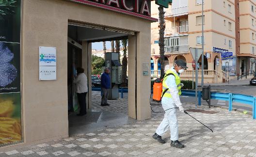 Tareas de limpieza junto a una farmacia en Torrox Costa. 