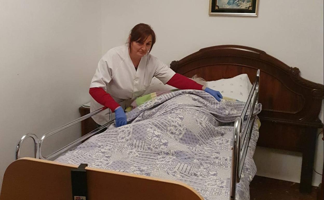 Trabajadores de ayuda a domicilio de Estepona denuncian que carecen de medidas de protección