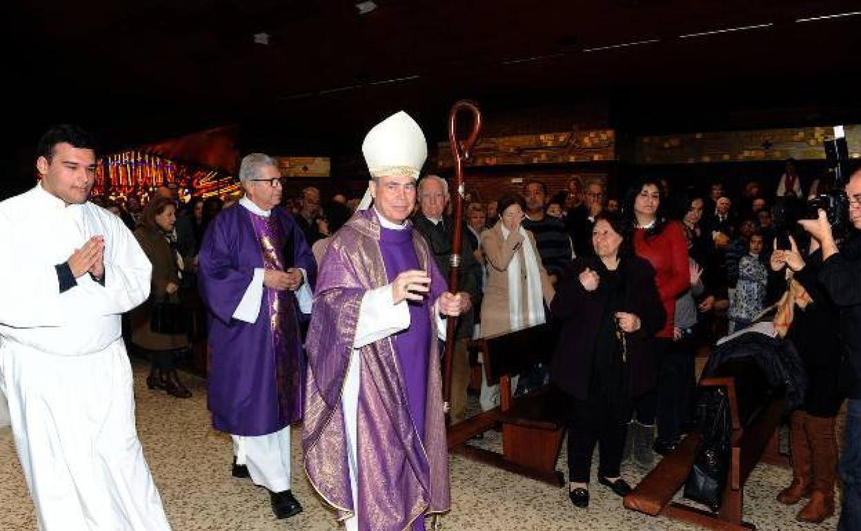 Jesús Catalá, obispo de Málaga, durante la celebración de una misa. 