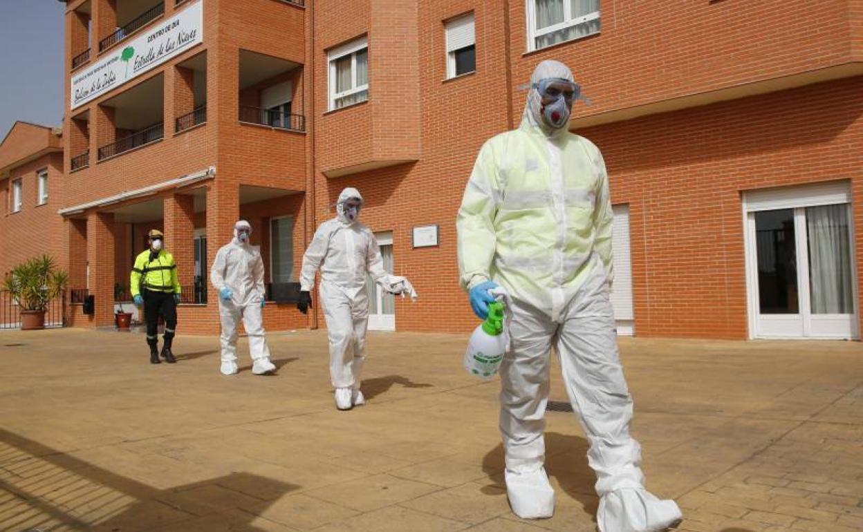 Efectivos de la UME intervienen en una residencia de mayores de Granada.