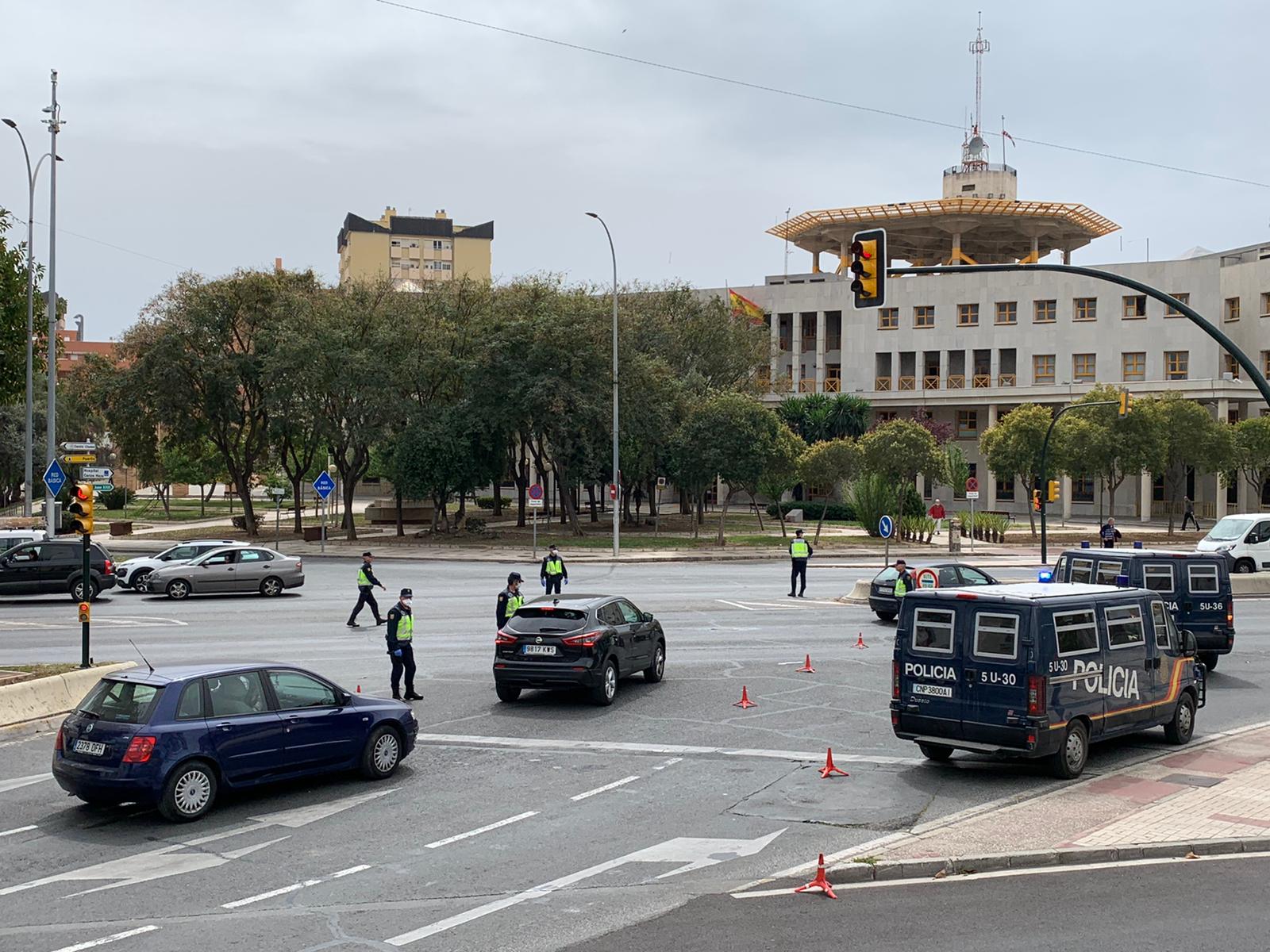 Control policial para controlar la entrada a la ciudad por la autovía