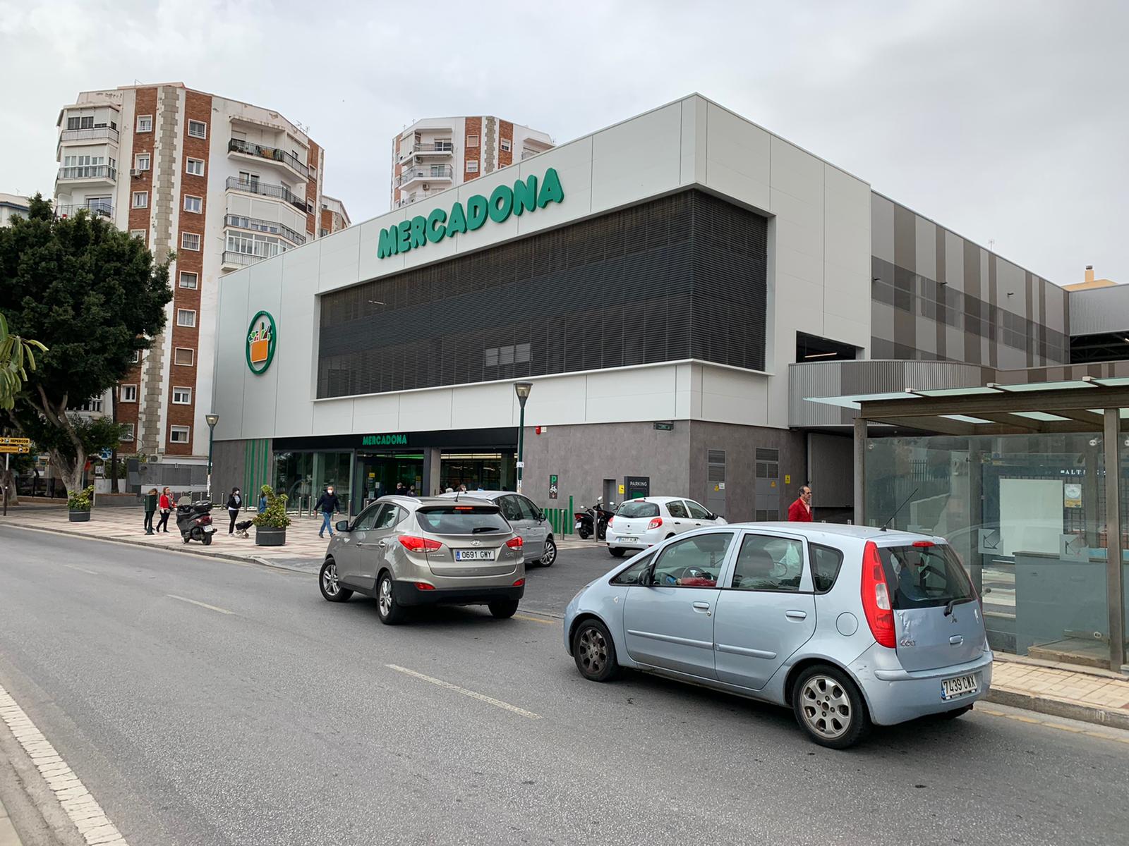 La Málaga vaciada: así se muestra una capital en Estado de Alarma. Imagen de coches en un Mercadona de la capital.