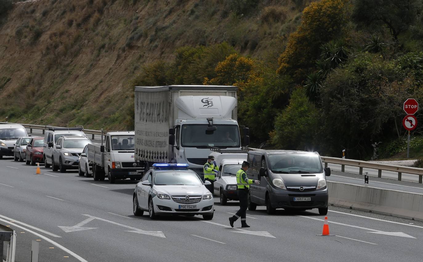 Control policial para controlar la entrada a la ciudad por la autovía