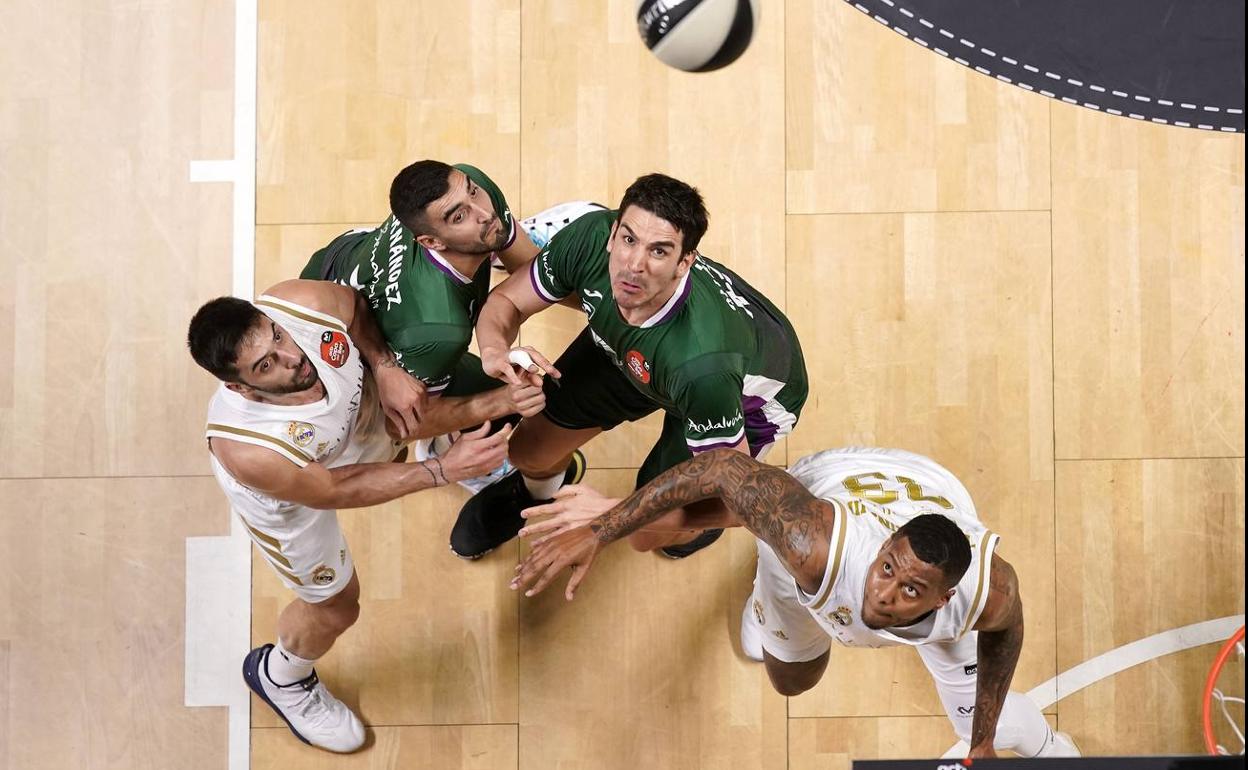 Campazzo, Fernández, Suárez y Thompkins pugnan por un rebote en la final de la Copa del Rey. 