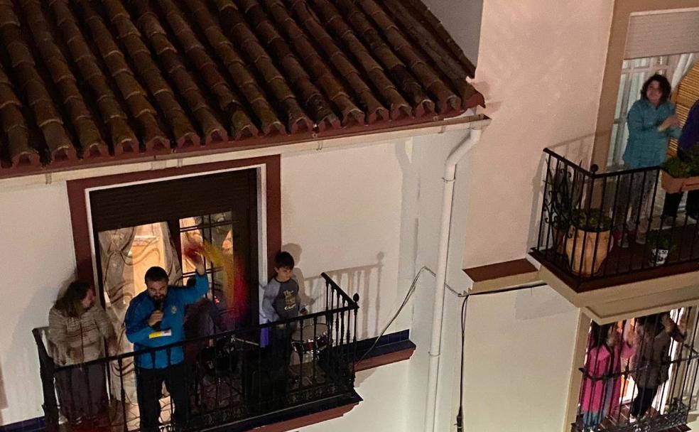 El edil en el balcón con sus hijos animando al resto de vecinos. 