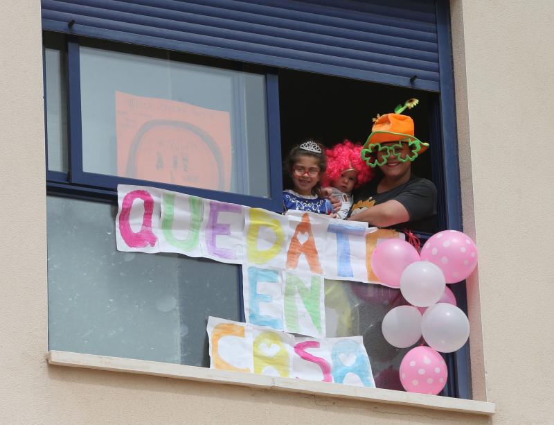 Bloques y recintos privados tiran de imaginación durante la cuarentena para mantener el ánimo y no perder el contacto con los vecinos