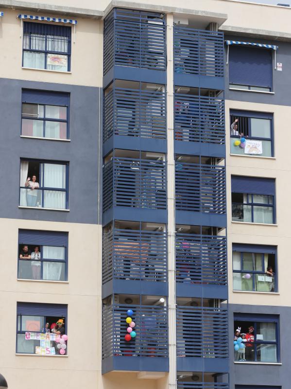 Bloques y recintos privados tiran de imaginación durante la cuarentena para mantener el ánimo y no perder el contacto con los vecinos