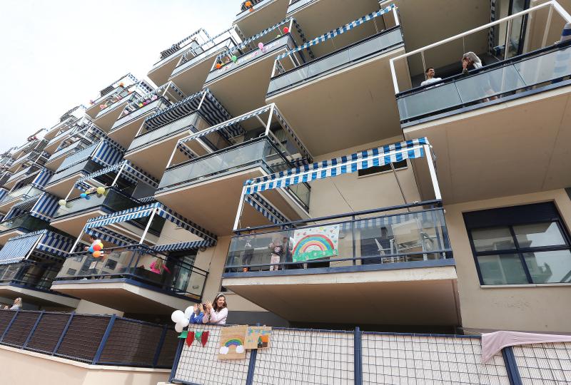 Bloques y recintos privados tiran de imaginación durante la cuarentena para mantener el ánimo y no perder el contacto con los vecinos