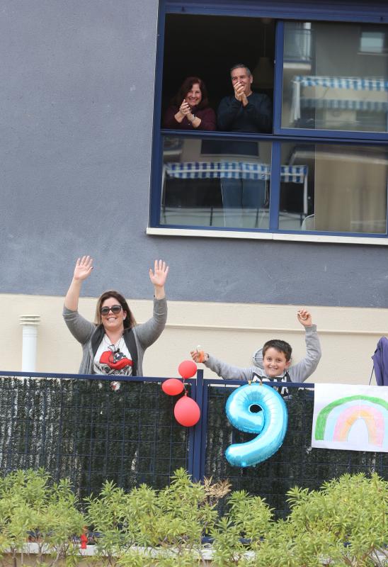 Bloques y recintos privados tiran de imaginación durante la cuarentena para mantener el ánimo y no perder el contacto con los vecinos