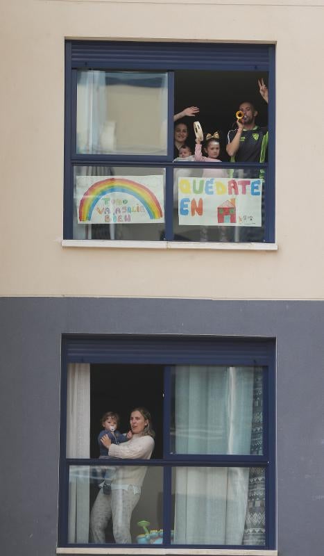 Bloques y recintos privados tiran de imaginación durante la cuarentena para mantener el ánimo y no perder el contacto con los vecinos