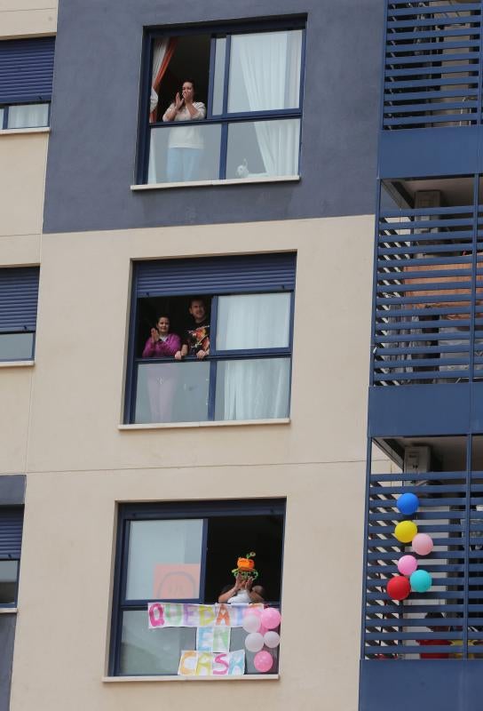 Bloques y recintos privados tiran de imaginación durante la cuarentena para mantener el ánimo y no perder el contacto con los vecinos