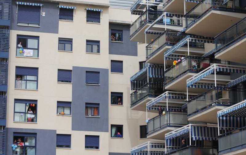 Bloques y recintos privados tiran de imaginación durante la cuarentena para mantener el ánimo y no perder el contacto con los vecinos