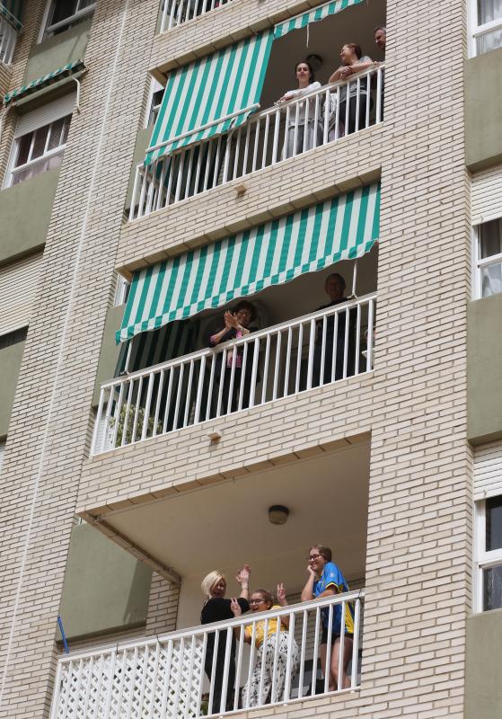 Bloques y recintos privados tiran de imaginación durante la cuarentena para mantener el ánimo y no perder el contacto con los vecinos