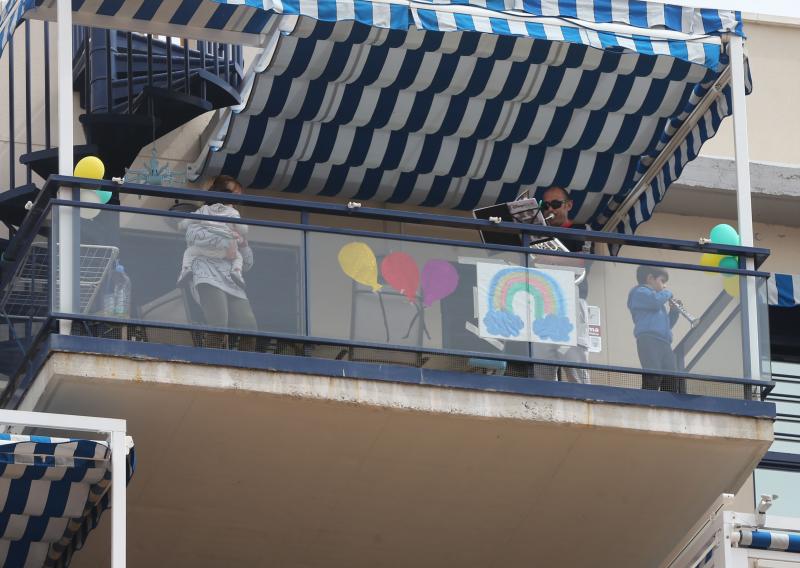 Bloques y recintos privados tiran de imaginación durante la cuarentena para mantener el ánimo y no perder el contacto con los vecinos