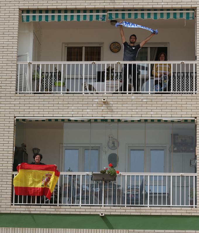 Bloques y recintos privados tiran de imaginación durante la cuarentena para mantener el ánimo y no perder el contacto con los vecinos