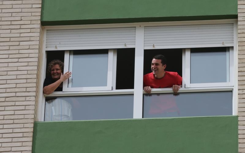 Bloques y recintos privados tiran de imaginación durante la cuarentena para mantener el ánimo y no perder el contacto con los vecinos