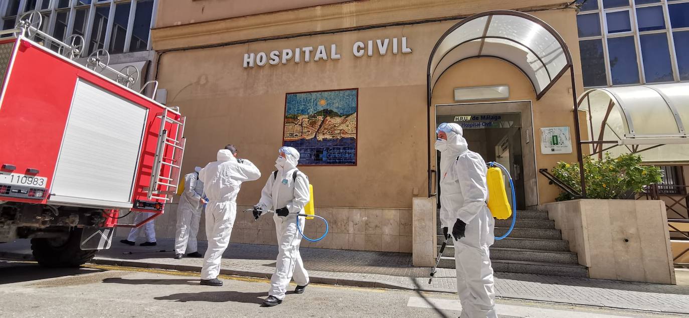 La UME realiza labores de desinfección en el Hospital Civil.