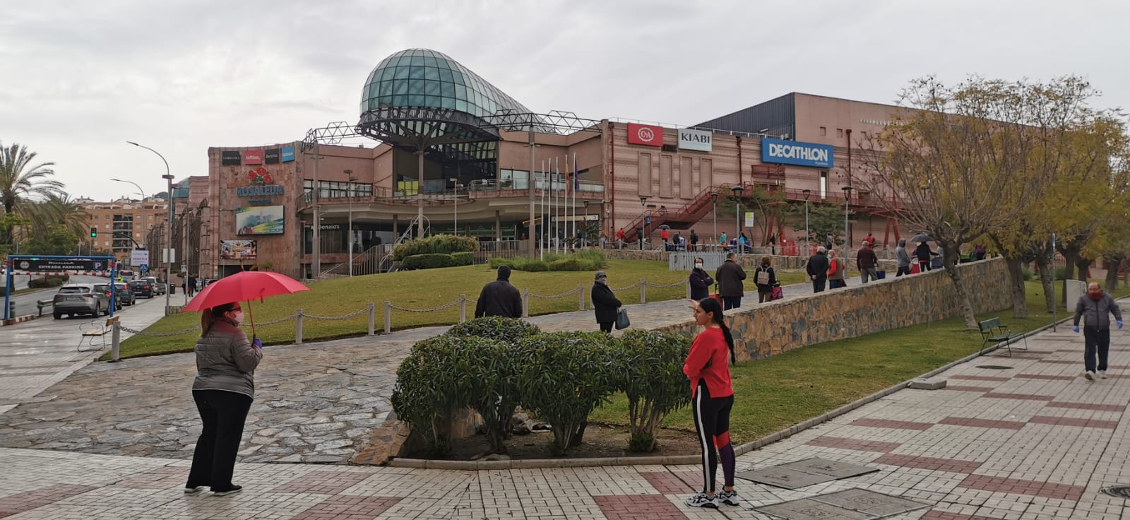 Ciudadanos hacen cola para acceder al centro comercial Rosaleda.