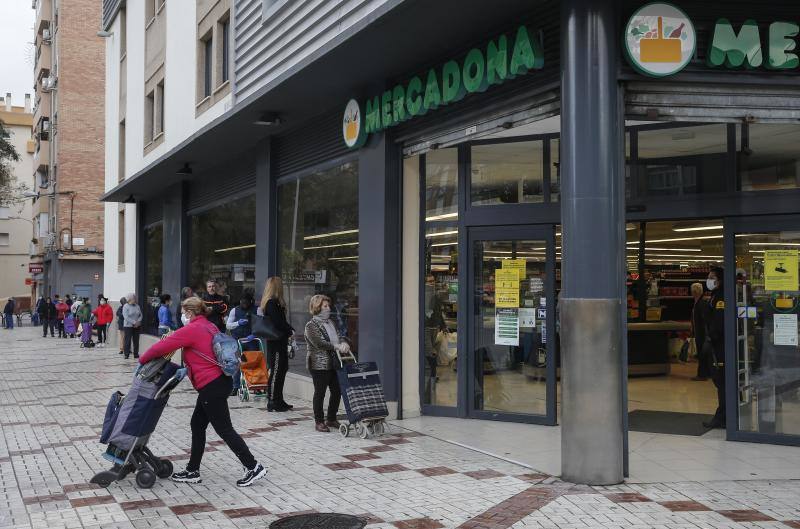 Comercios abiertos en calle Gaucín de la capital.