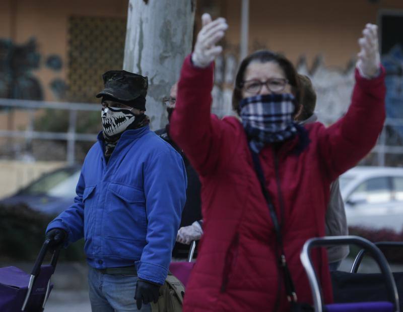 Cidadanos con mascarillas para hacer la compra