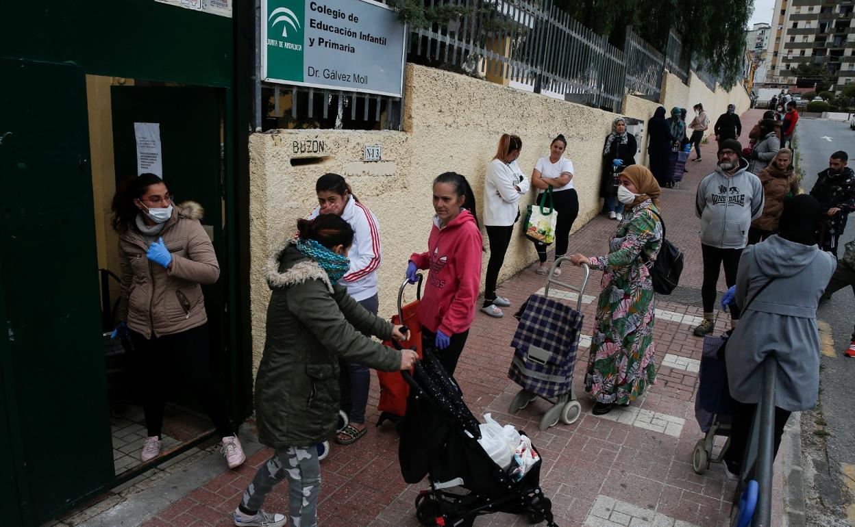 Reparto de comida, este lunes, en el colegio Gálvez Moll, de La Palmilla. 