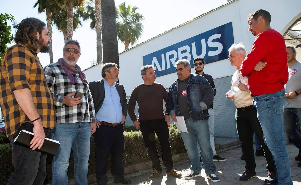 Representantes de los trabajadores de la compañía Airbus, días atrás en el centro de trabajo de Tablada (Sevilla). 