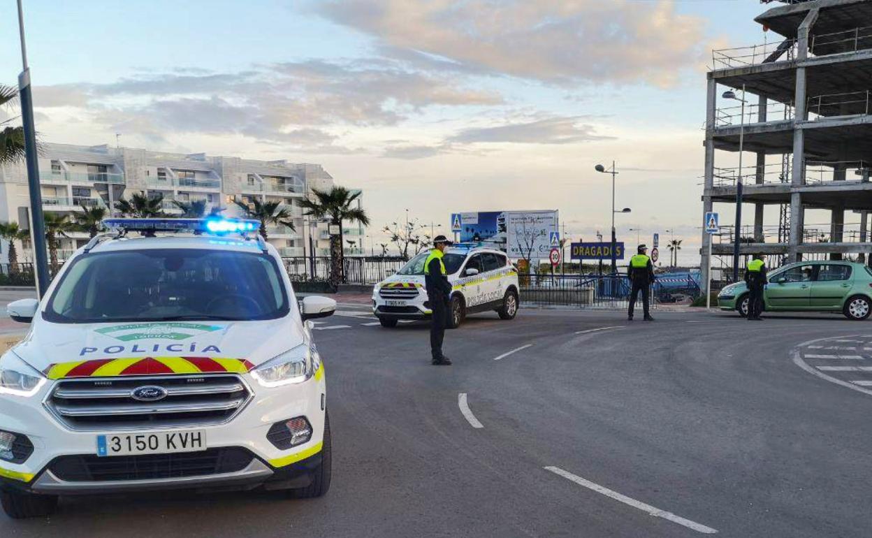 Policía Local de Torrox, en uno de los controles de carretera. 
