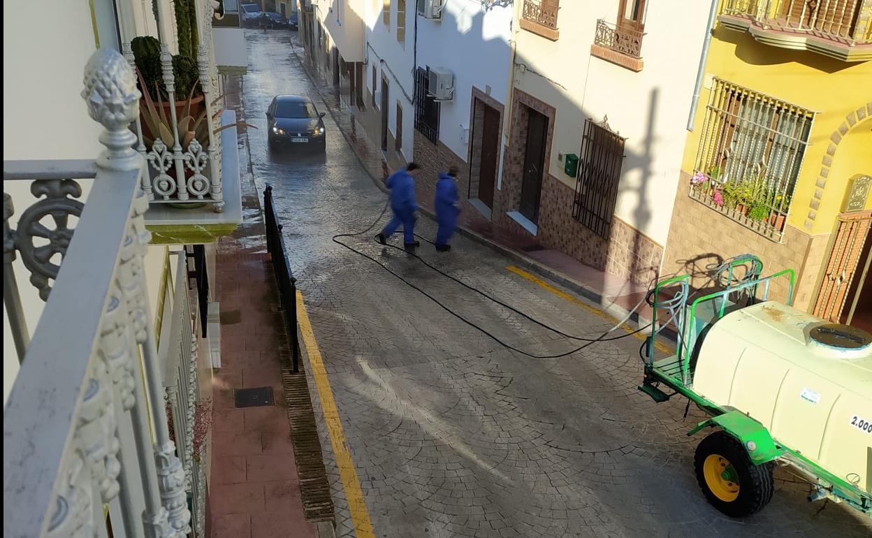 Equipos de agricultores y ganaderos desinfectando calles y espacios abiertos en los pueblos malagueños. 