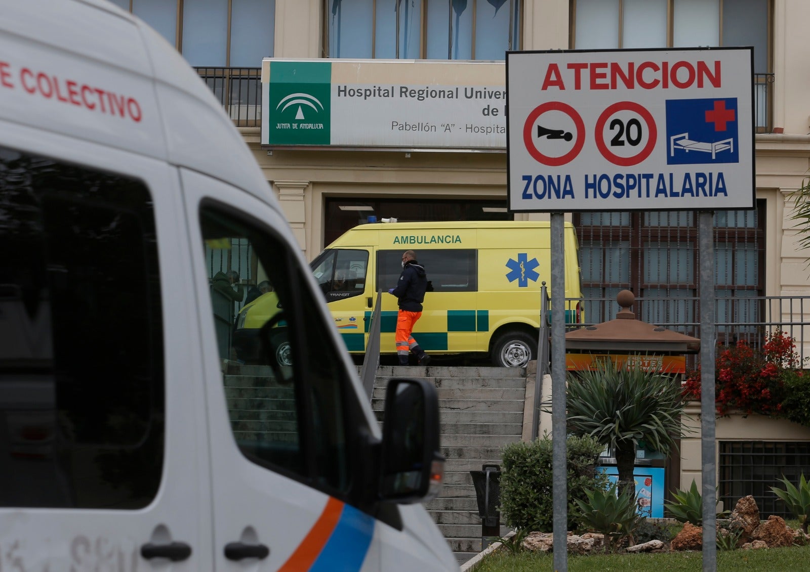 Imagen del Hospital Regional de Málaga en plena crisis por el coronavirus
