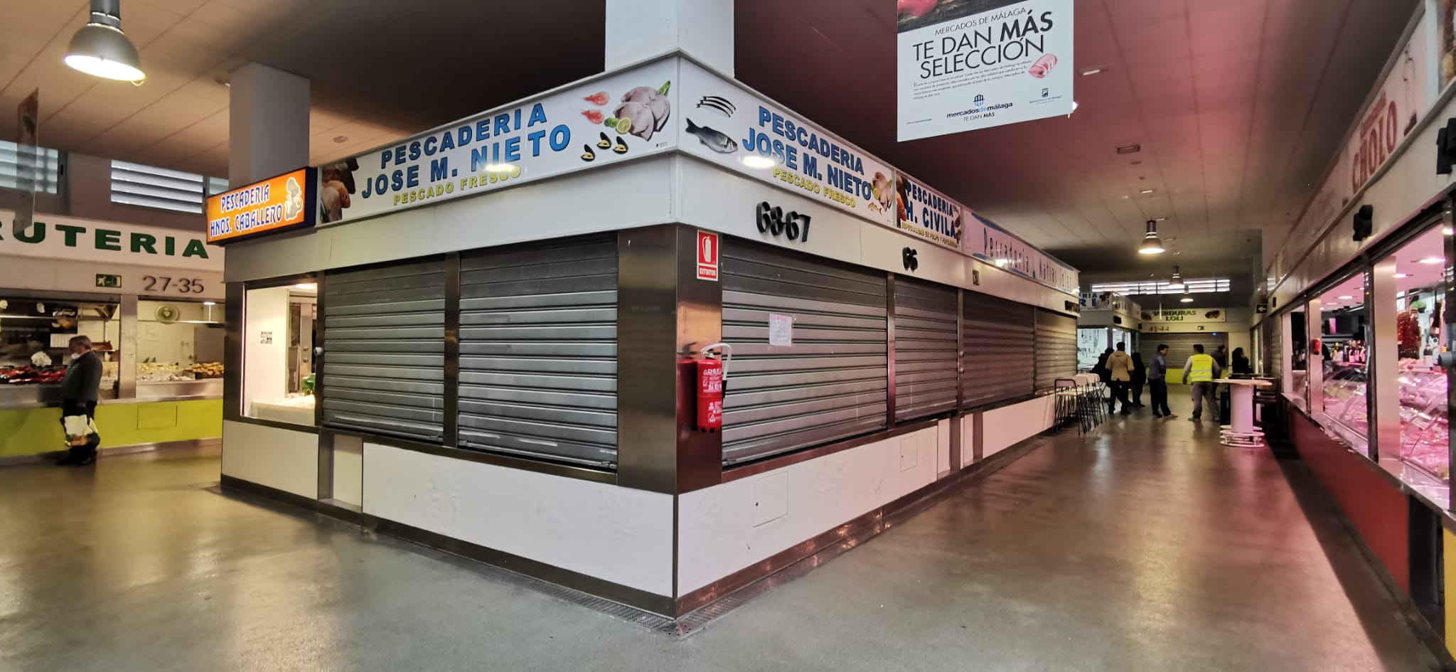 Ciudadanos compran en el Mercado del Carmen, con pocos puestos abiertos.