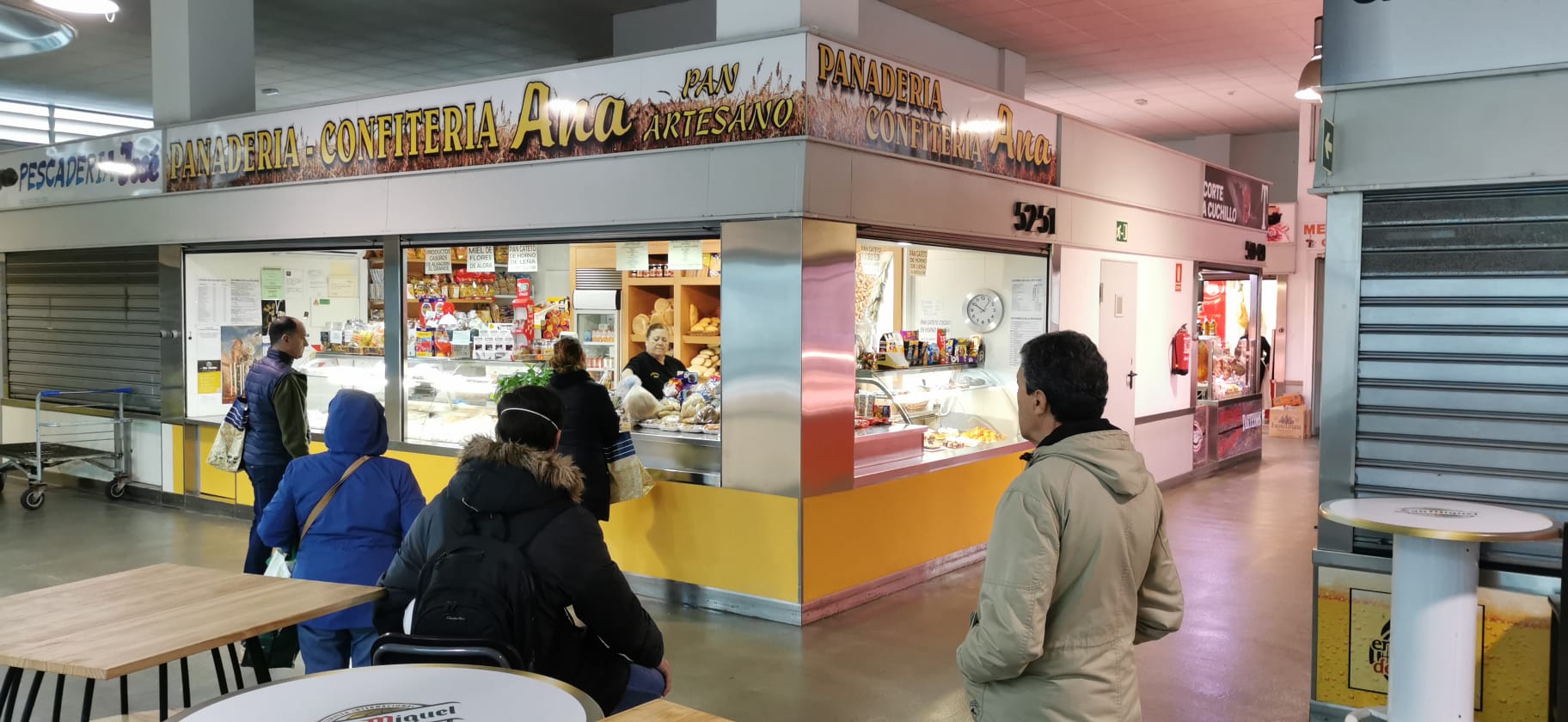Ciudadanos compran en el Mercado del Carmen, con pocos puestos abiertos.