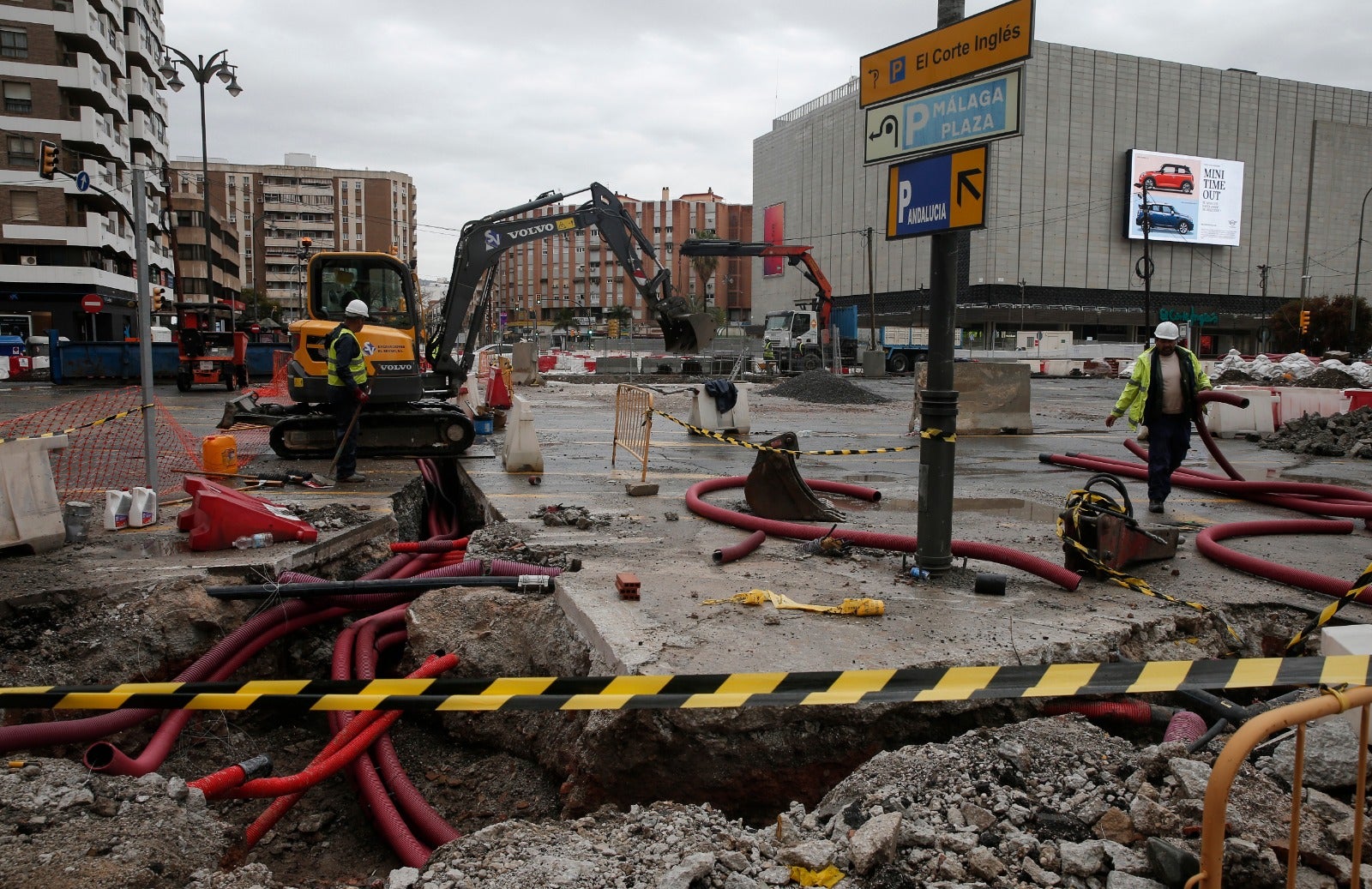 Operarios trabajando en las obras del metro de Málaga.