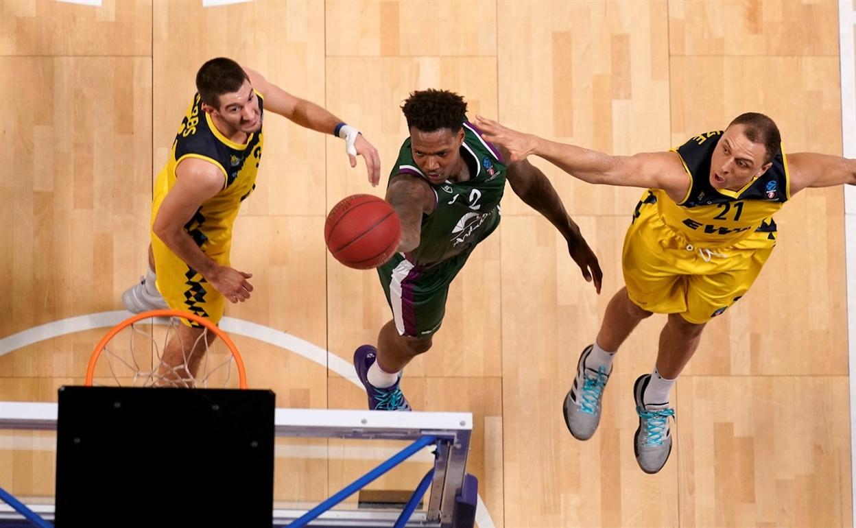 Deon Thompson realiza una bandeja en el partido ante el Oldenburg. 