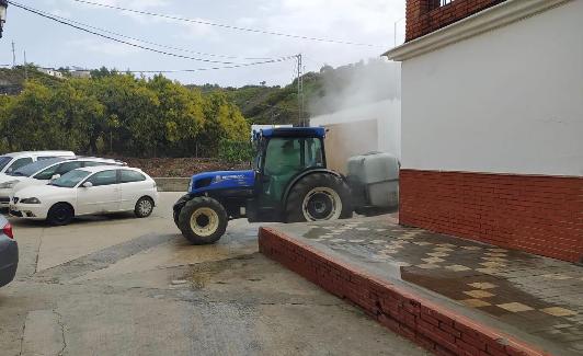 Tareas de desinfección en Triana realizadas por un vecino voluntario autorizado por el Ayuntamiento. 